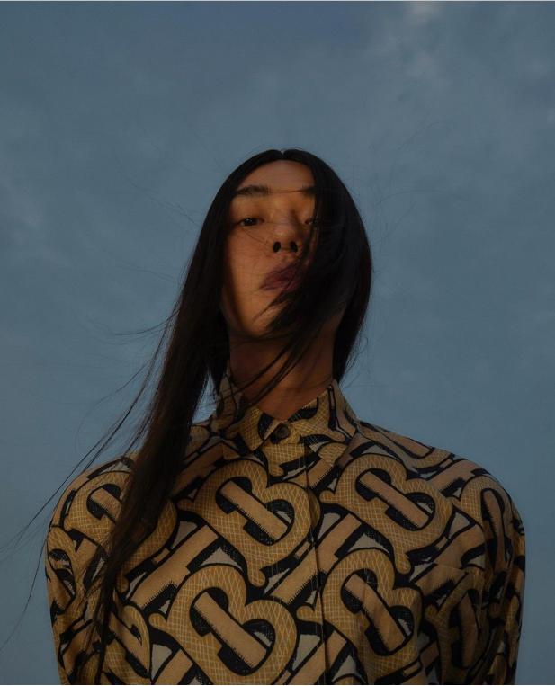 長(zhǎng)頭發(fā)男明星與小巷秘密發(fā)藝小店的獨(dú)特故事