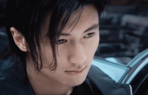 長(zhǎng)頭發(fā)男明星與小巷秘密發(fā)藝小店的獨(dú)特故事