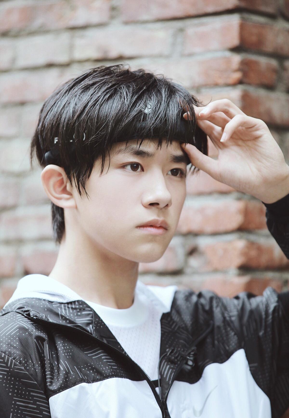 易烊千璽最新高清照片與小巷深處的獨特風景與特色小店探索