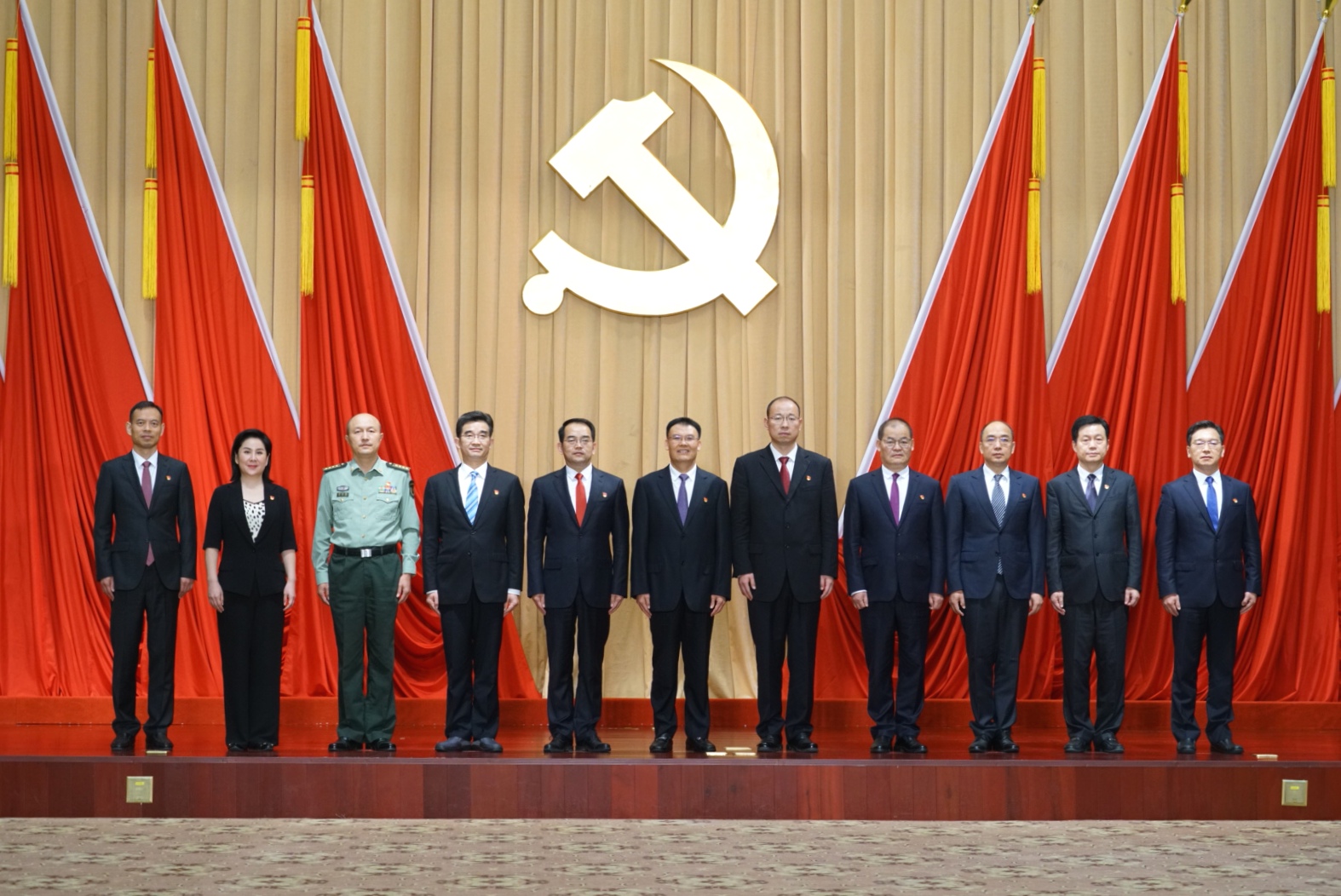 信陽(yáng)市委常委名單最新揭曉，小巷中的獨(dú)特風(fēng)味等你來(lái)探索之旅